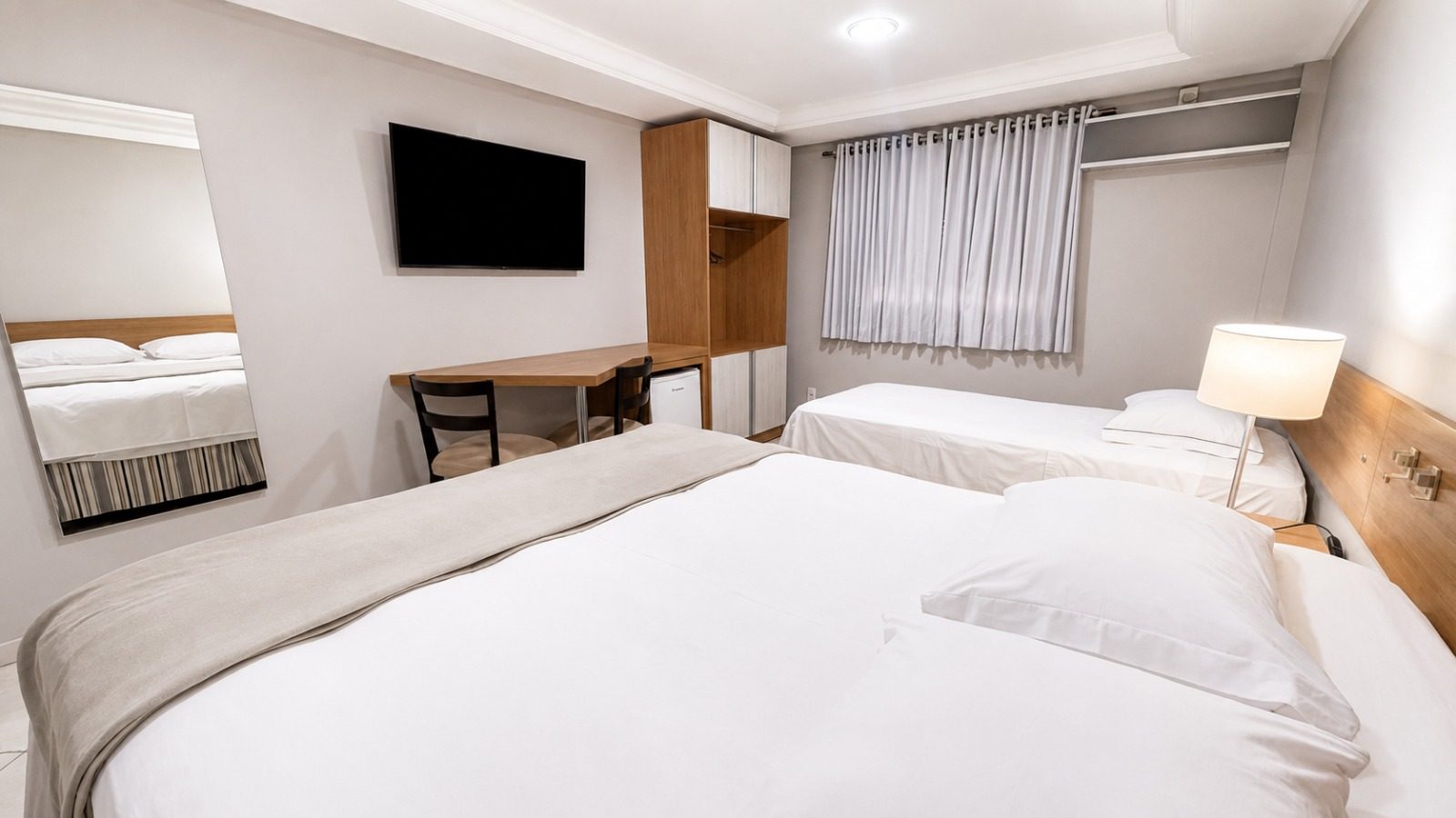 Quarto Super Luxo do Treville Hotel com cama Queen Size e cama de solteiro