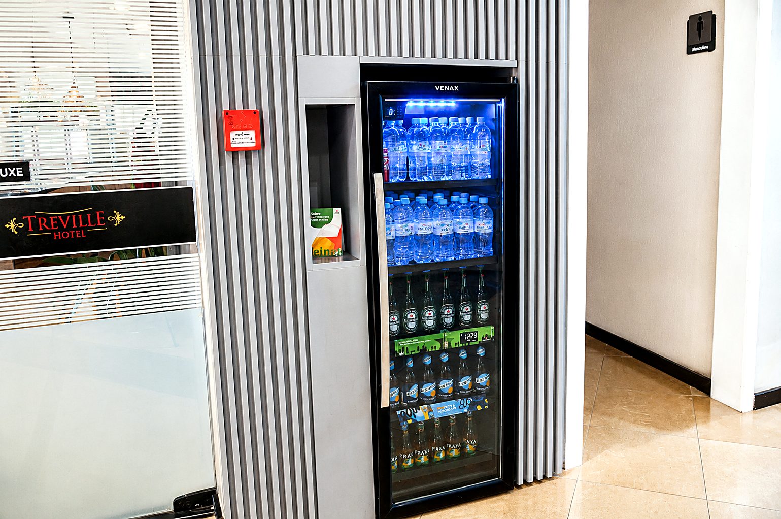 Frigobar de bebidas no lobby do Treville Hotel